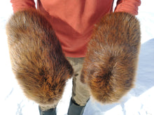 Load image into Gallery viewer, Beaver Fur Mitts - Hand-stitched
