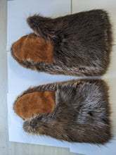 Load image into Gallery viewer, Beaver Fur Mitts - Hand-stitched