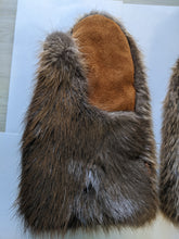Load image into Gallery viewer, Beaver Fur Mitts - Hand-stitched